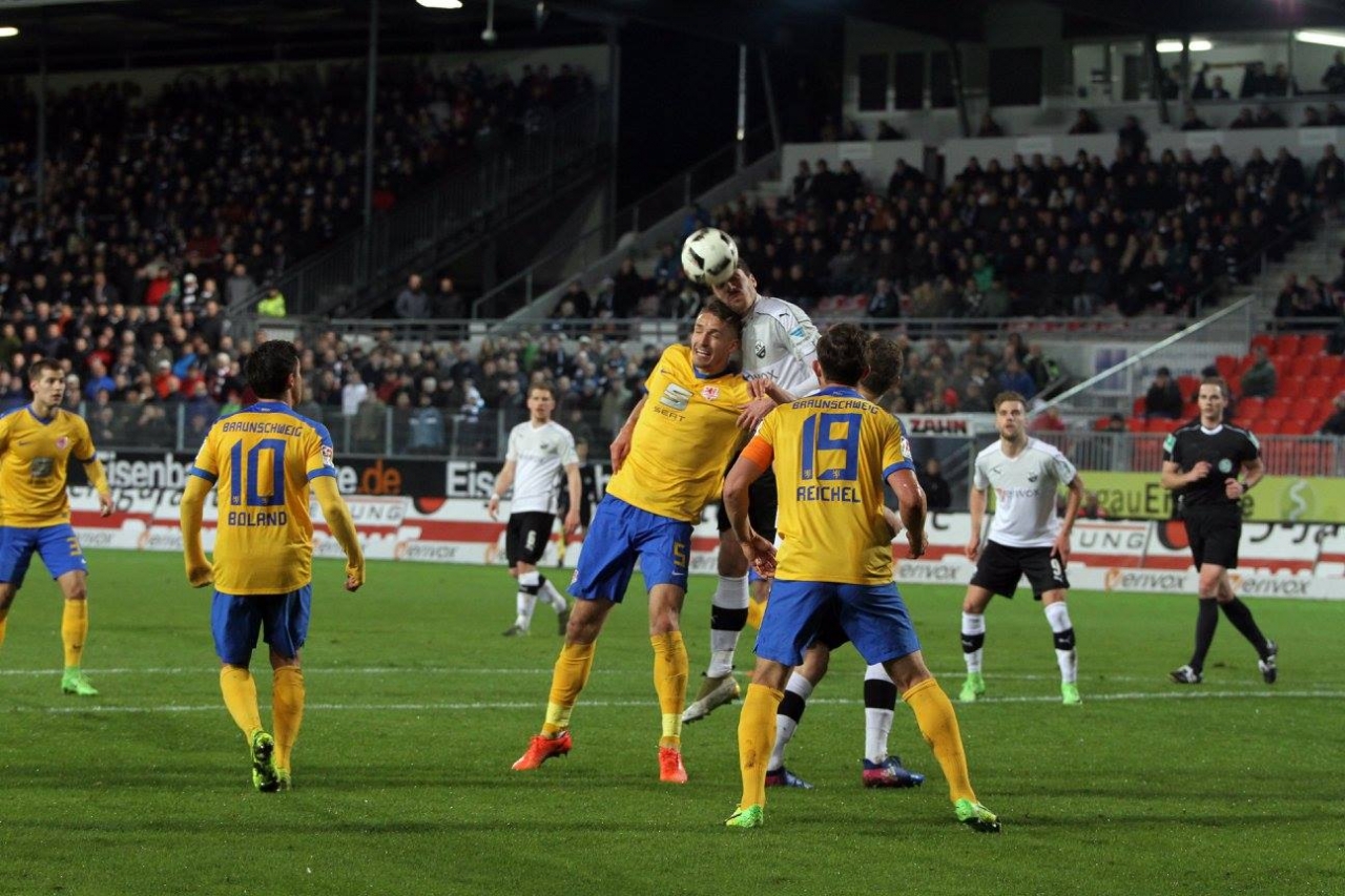 Packendes Kopfballduell beim letzten Aufeinandertreffen am Hardtwald