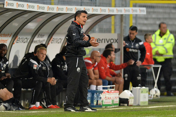 SVS-Coach Kenan Kocak treibt seine Spieler nach vorn