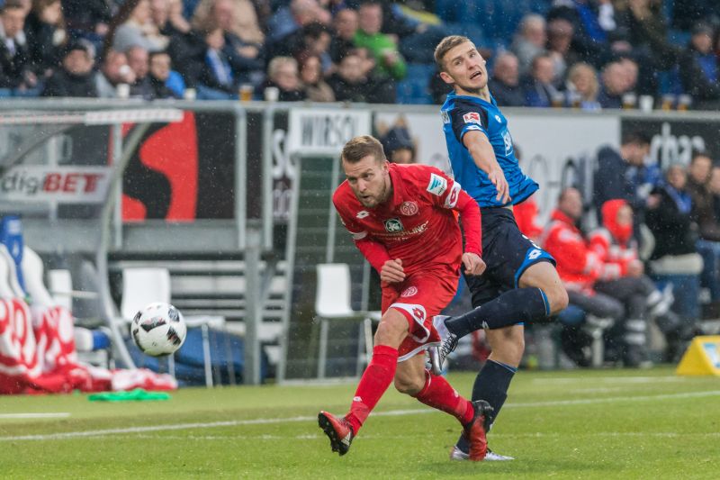 Pavel kaderabek (re.) hat hier das Nachsehen
