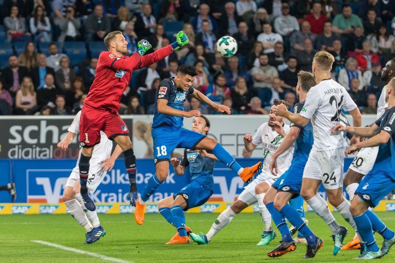TSG-Keeper Baumann klärt entschlossen per Faustabwehr