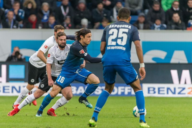 Dampfmacher Niko Schulz (nr. 16) enteilt zwei Frankfurter Gegenspielern