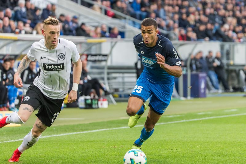 Hoffenheims Defensivspieler Kevin Akpoguma (re.) im Laufduell mit Frankfurts Marius Wolf