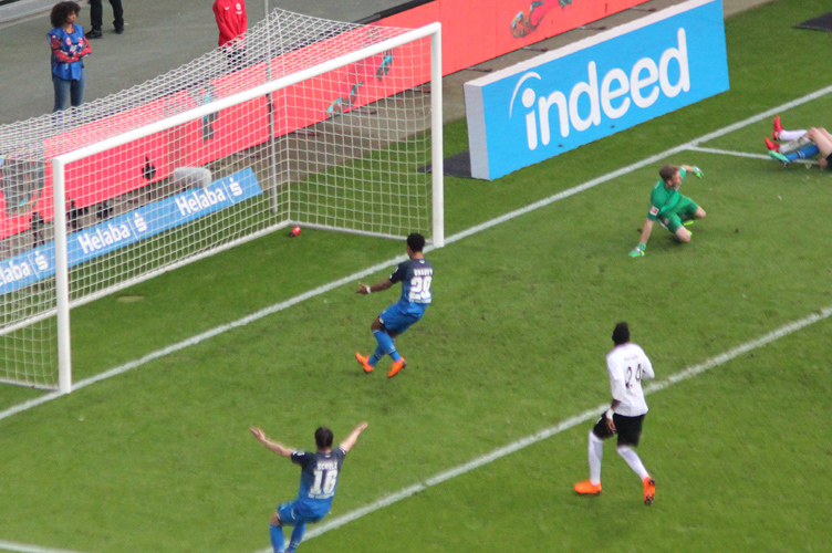 Uth (verdeckt) hat Gnabry frei vor dem Tor übersehen