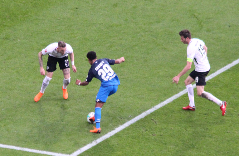 Gnabry versucht sich hier gleich gegen zwei Frankfurter Gegenspieler