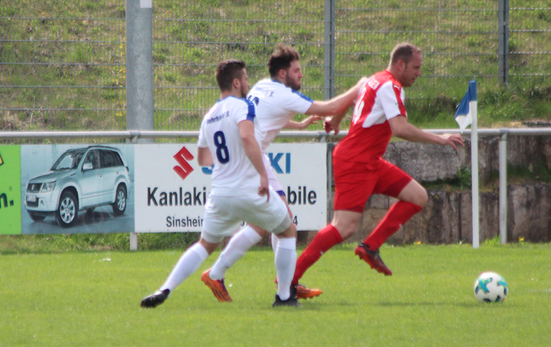Frank Löning enteilt seinen Gegenspielern