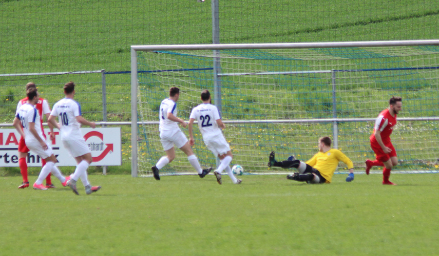 David Ghanad (re.) bringt St. Ilgen 1:0 in Führung