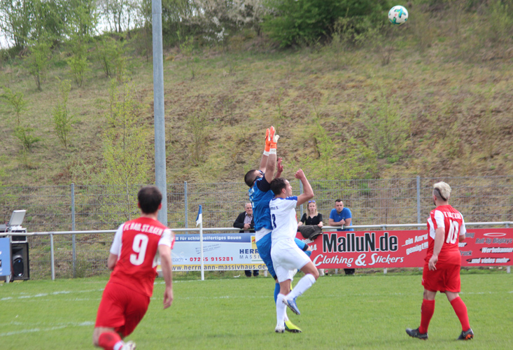 Eine sehr strittige Szene: Foul oder Tor? Statt 1:1 entschied der Schiri auf Foul am Torwart.