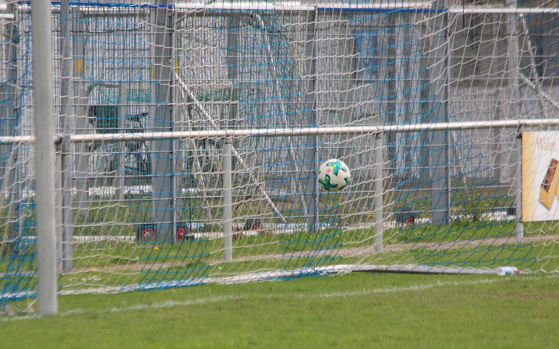 Der Ball landet im Gästetor