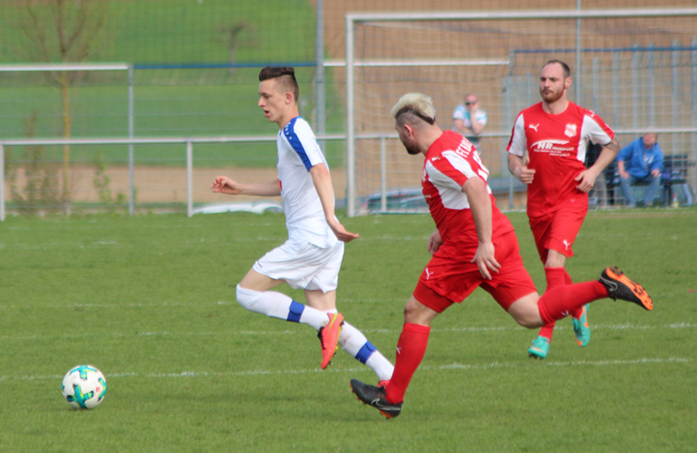 Dennis Bauer (li.) dribbelt durchs Mittelfeld