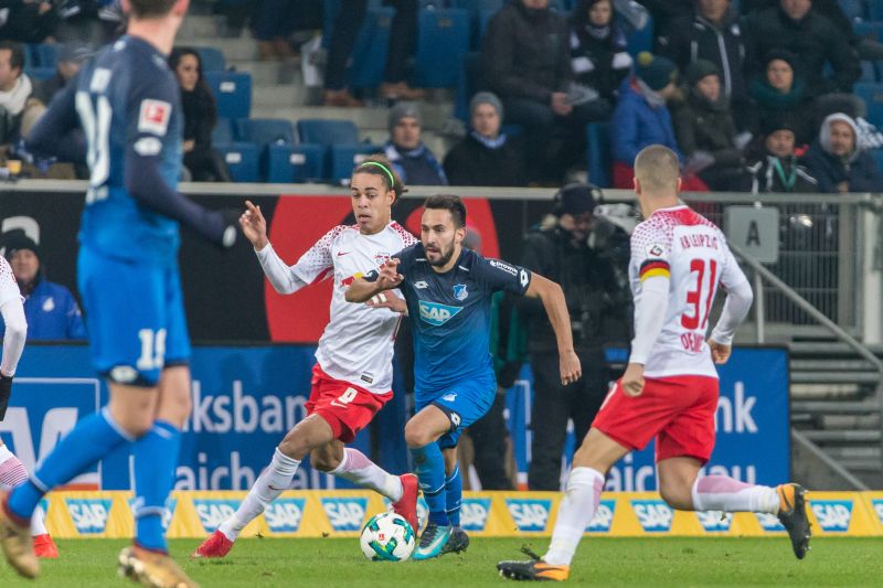 Lukas Rupp setzt sich gegen zwei RB-Spieler durch