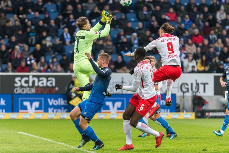 TSG-Keeper Oliver Baumann klärt im Hinspiel diese gefährliche Situation