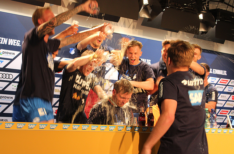 Bierdusche für Trainer Julian Nagelsmann während der Pressekonferenz
