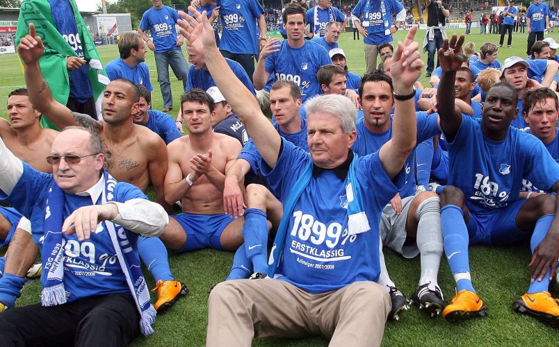 Dietmar Hopp feiert mit den TSG-Profis den Erstligaaufstieg nach einem 5:0-Sieg über die SpVgg Greuther Fürth am 18.05.2008