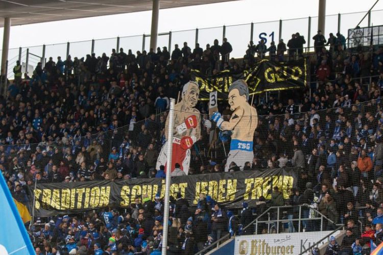 Originelle Choreographie der TSG-Fans: Dietmar Hopp und Dietrich Mateschitz duellieren sich nach dem Motto "Tradition schlägt jeden Trend" vor dem Spiel 1899 Hoffenheim gegen RB Leipzig.