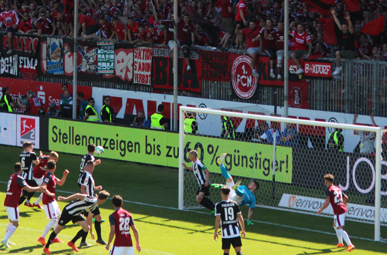 Glanzparade von Schuhen vor dem 0:1