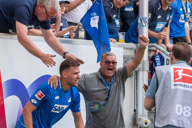 Szalai und TSG-Edelfan Emil Vetter feiern das 2:1