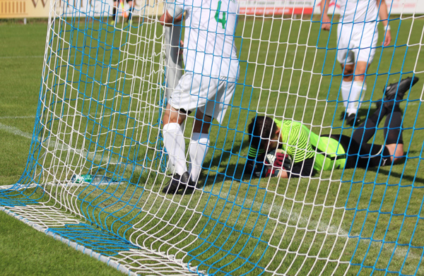 FC-Keeper Schmidt krallt sich den Ball kurz vor der Torlinie
