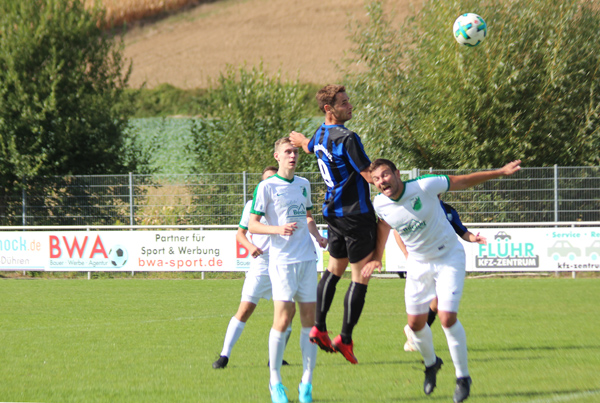 Robin Karolus steigt am höchsten und köpft auf´s FC-Gehäuse