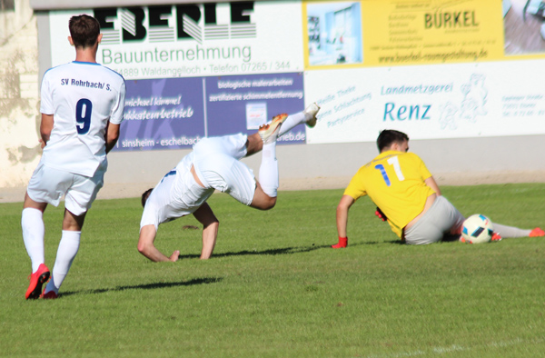 Adrian Neuberger kollidiert mit TSV-Keeper Benz