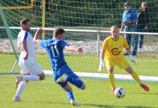 SV-Keeper Nico Romig in Erwartung eines Torschusses