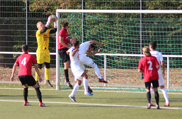SV-Keeper Nico Romig fängt eine Eppinger Flanke sicher