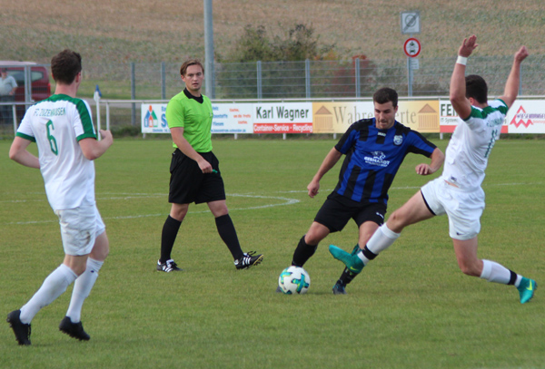 Lukas Authenrieth beim Torschuss