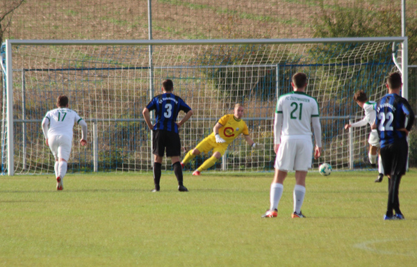 SV-Keeper Nico Romig hält einen Starfstoss