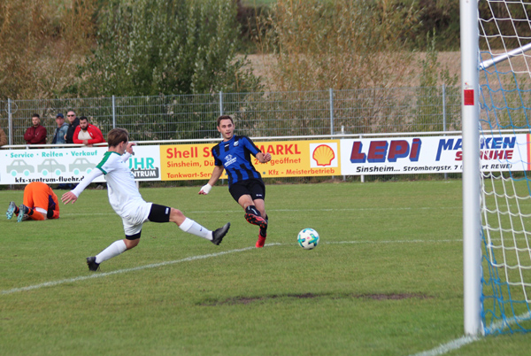 Robin Karolus hat keine Mühe den Ball zum 4:1 im gegnerischen Tor unterzubringen