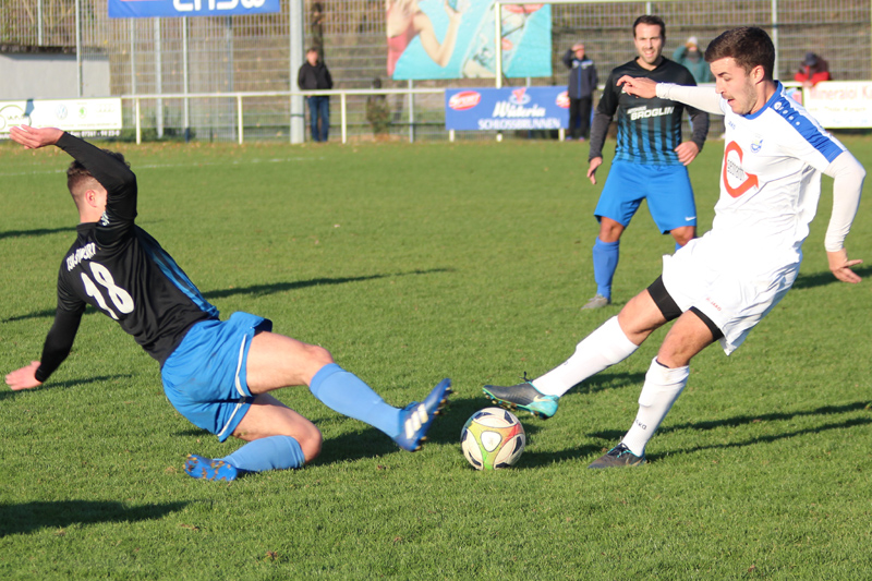 Lukas Authenrieth (re.) im Zweikampf mit Sedat Aydin
