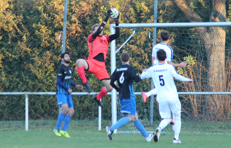 TSV-Keeper Florian Golenia mit Lufthoheit