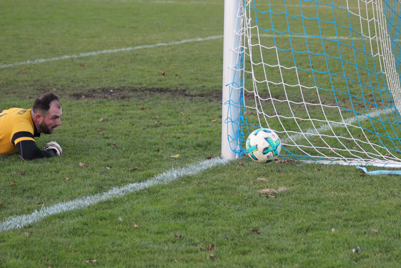 Glück für VfB-Keeper Simsek, dass der Ball knapp vorbei geht