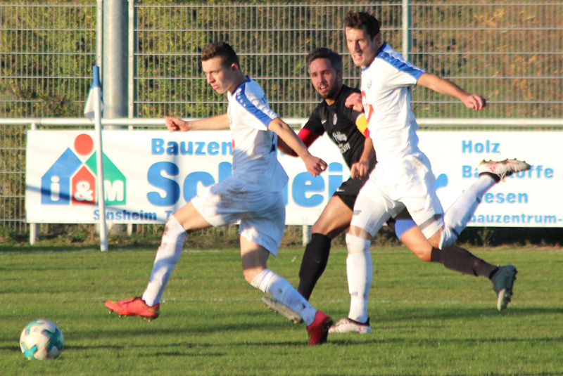 Dennis Bauer (li.) und Markus Brecht (re.) im Kampf um den Ball