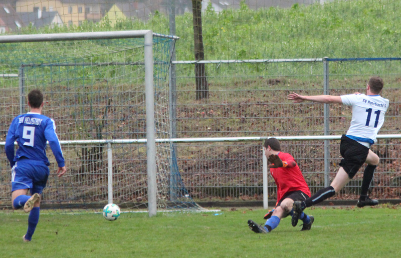 Nils Ohlhauser (re.) erzielt den 5:0-Pausenstand für den SV Rohrbach/S.