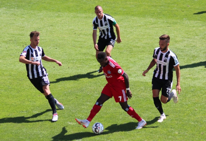 Gleich drei Sandhäuser versuchen dem Hamburger Khaled Narey den Ball abzujagen