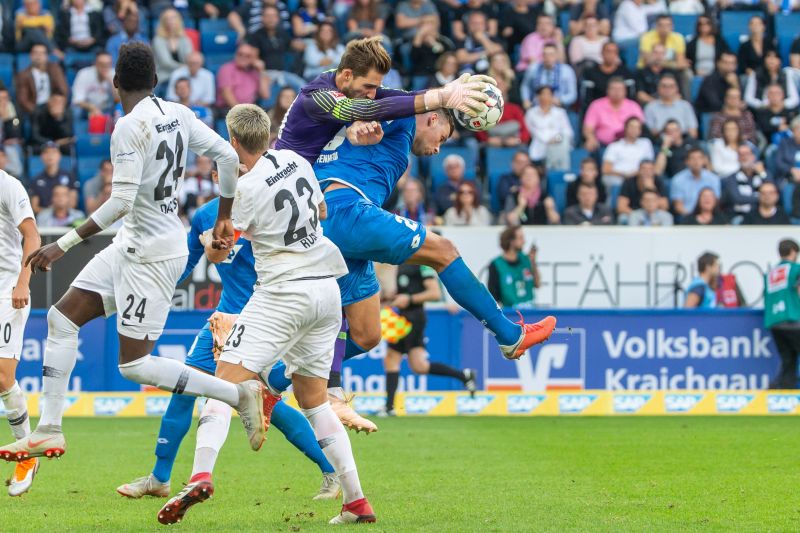 Frankfurts Torhüter Trapp schnappt sich den Ball vor TSG-Stürmer Szalai