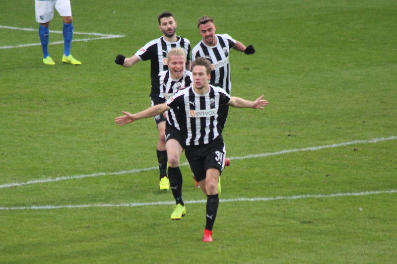 Tim Knipping jubelt ausgelassen über sein Kopfballtor zur 1:0-Führung