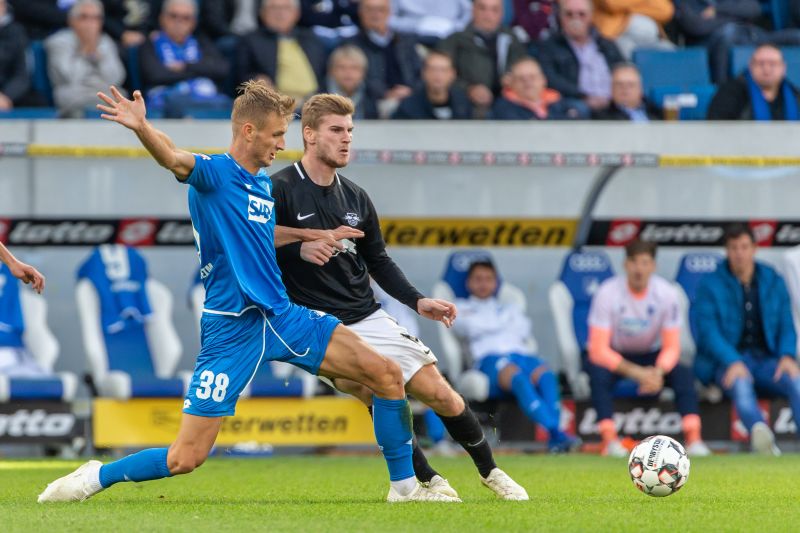 Stefan Posch (li.) im Duell mit RB-Stürmer Timo Werner
