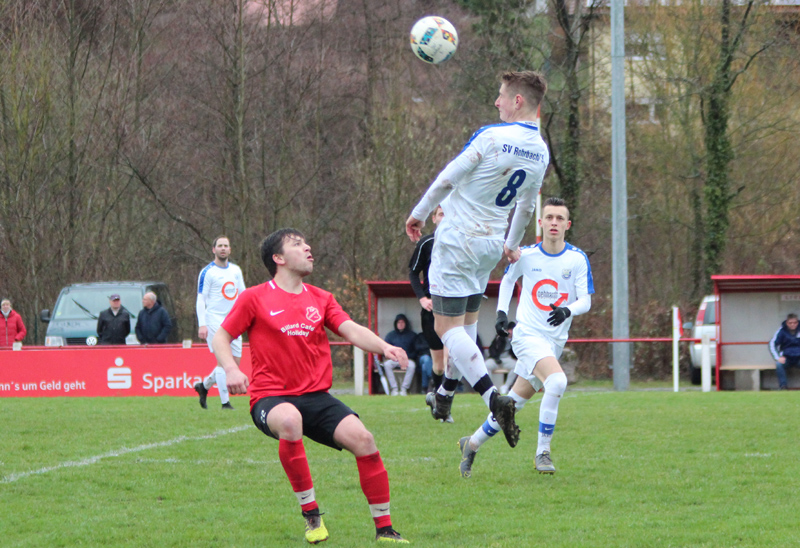 Rohrbachs Mittelfeldspieler Nils Reißfelder steigt hoch zum Kopfball
