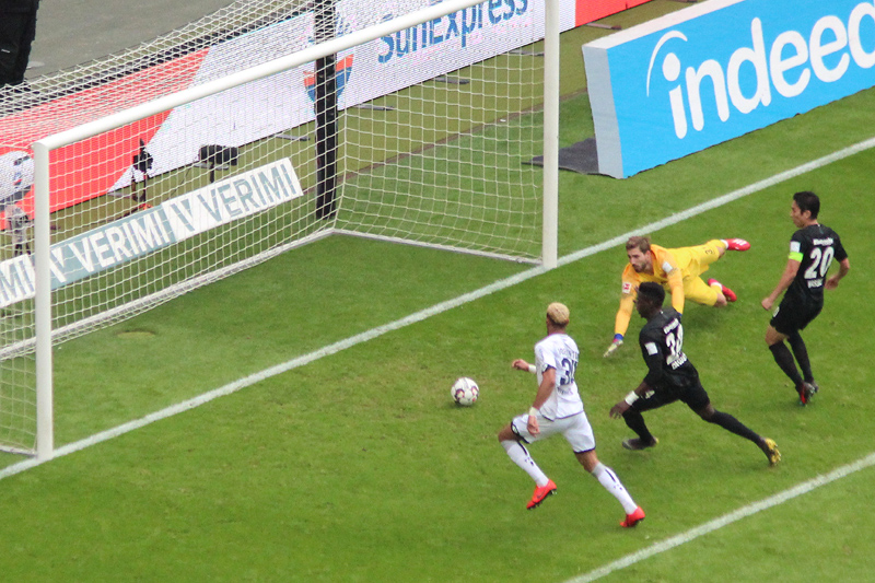 Joelinton (li.) gleich kurz vor der Pause aus zum 1:1