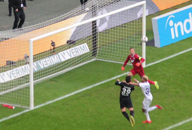 Der eingewechselte Paciencia (li.) trifft in der 96. Minute zum 3:2-Siegtreffer für Frankfurt