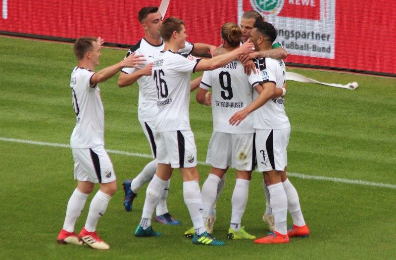 Torjubel beim SV Sandhausen. Die Kurpfälzer drehen die Partie innerhalb von fünf Minuten zur 2:1-Führung.