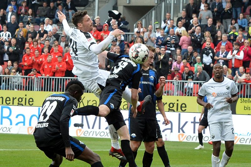 Kister überspringt die Paderborner Hintermannschaft und köpft aufs Tor