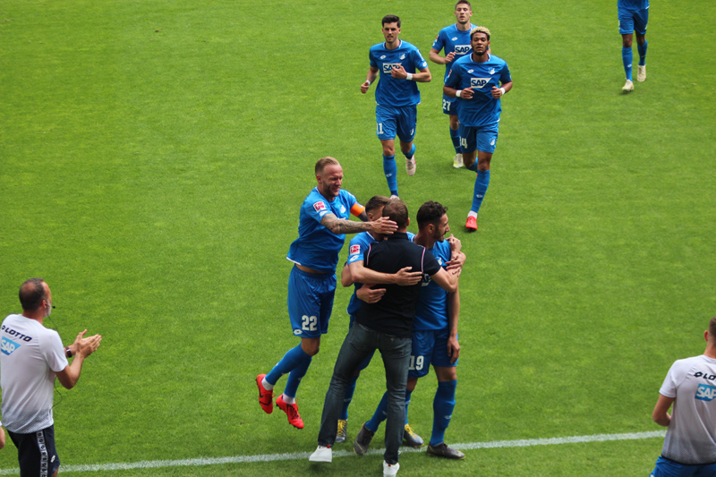 Die Hoffenheimer Spieler feiern mit ihrem Trainer die 1:0-Führung durch Belfodil