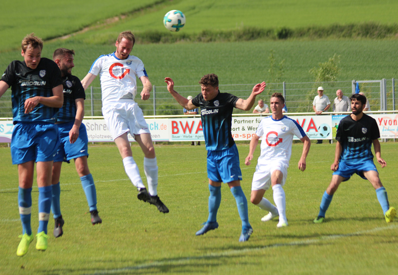 Schulbuchmäßiger Kopfball von Rohrbachs Nils Ohlhauser, den TSV-Keeper Weinmann glänzend pariert