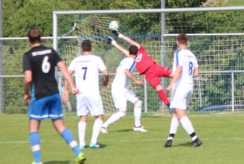 SV-Keeper Nico Romig lenkt einen Freistoß von Yannik Obländer (Nr. 6) über die Querlatte