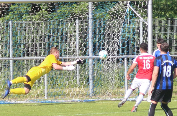 SV-Keeper Nico Romig macht sich lang, kann aber das 0:1 gegen Kirchheim nicht verhindern