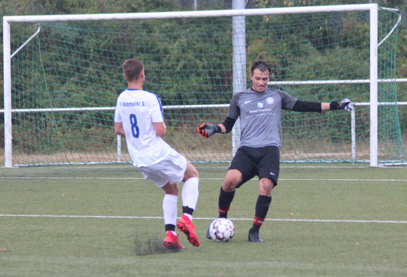 Friedrichsfelds Torhüter Fabian Ghizzoni kommt hier einen Schritt schneller an den Ball als Rohrbachs Nils Reißfelder