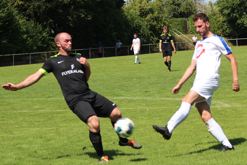 Beckmann (re.) erzielt coll das 0:2