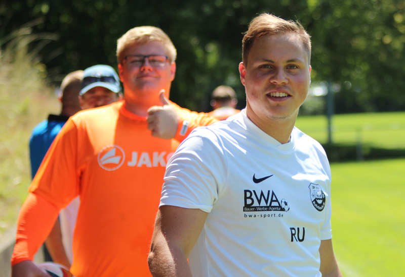 Glückliche Gewinner: Co-Trainer Unser (re.) und Ersatzkeeper Diekmann