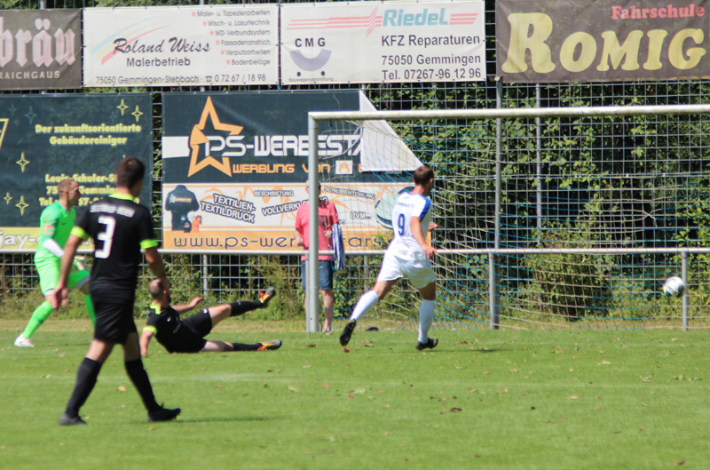 Karolus (Nr. 9) erzielt die 4:3-Führung für den SVR